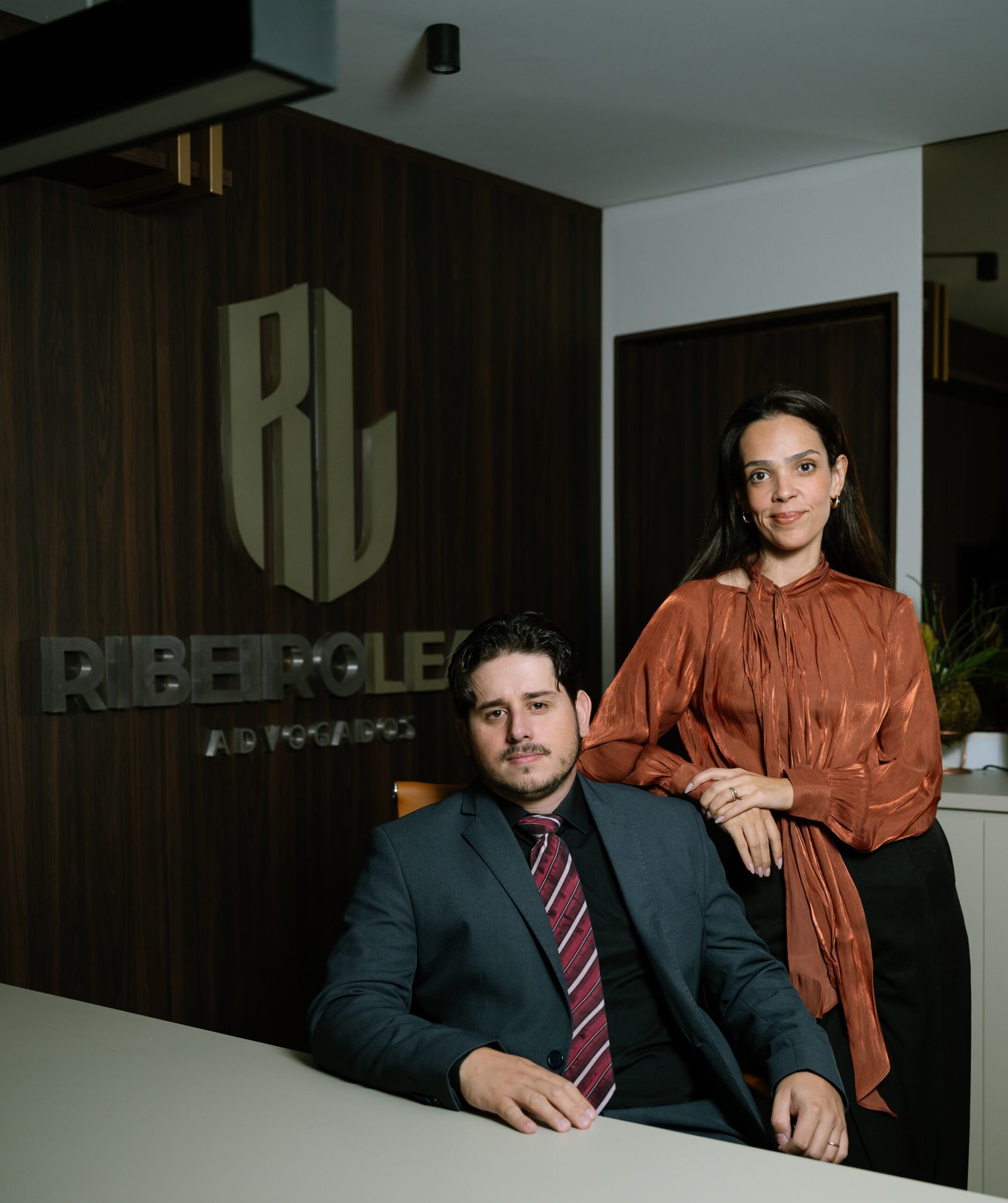 Advogados Suellen Ribeiro e Renan Leal no escritório em Belo Horizonte